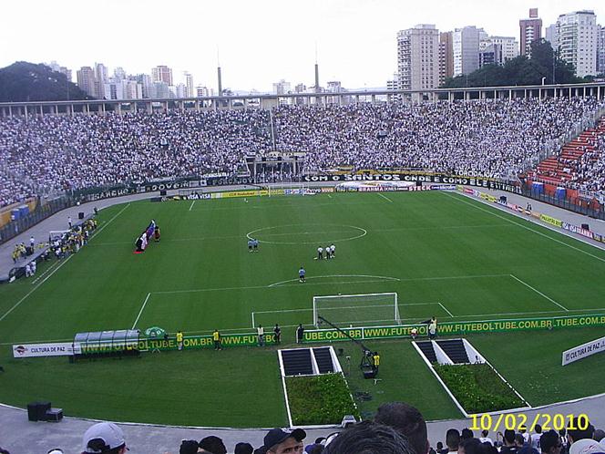 Ficheiro:Pacaembu em jogo do santos.JPG