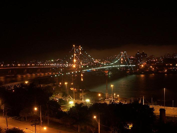 Ficheiro:Florianopolis HLuz bridge night.jpg