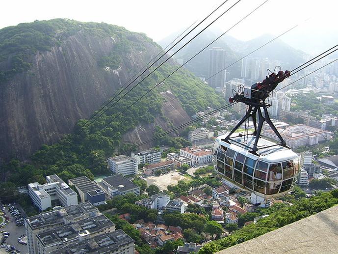 Ficheiro:Bondinho descendo o Morro da Urca.jpg