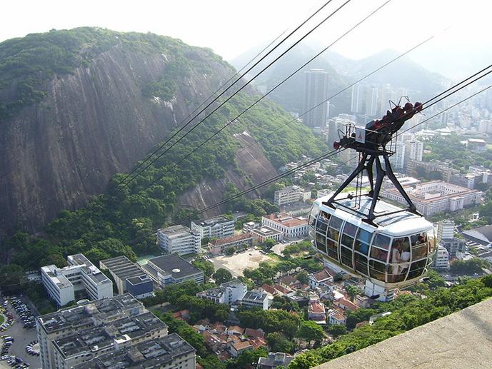 Ficheiro:Bondinho descendo o Morro da Urca.jpg