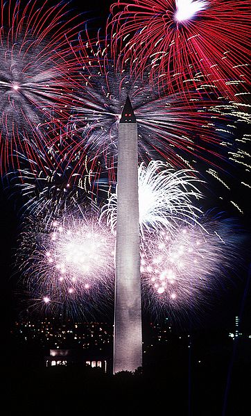 Ficheiro:Fourth of July fireworks behind the Washington Monument, 1986.jpg
