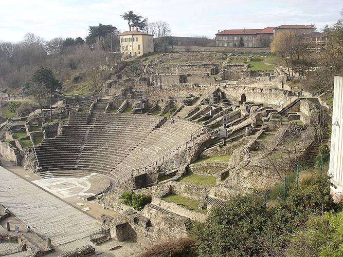 File:Amphitheater von Lyon.jpg