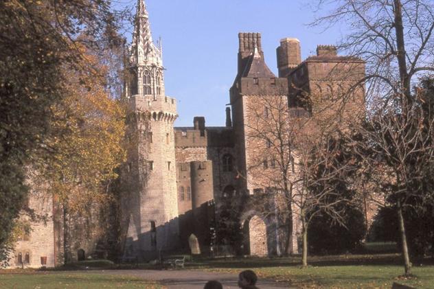 Ficheiro:Cardiff castle autumn.jpg