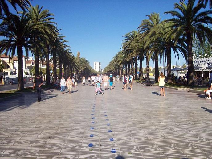 File:Salou boulevard.jpg