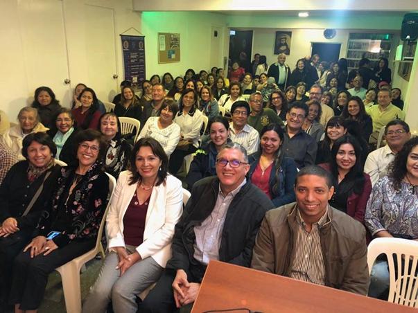 A imagem pode conter: 24 pessoas, incluindo Maria Reyna de Morante, Ana Delgado, Isabel Loo Fernández, Jose Hinojosa Noriega e Toto Machuca, pessoas sorrindo, área interna