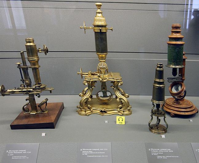 https://upload.wikimedia.org/wikipedia/commons/thumb/a/a7/Old-microscopes.jpg/800px-Old-microscopes.jpg