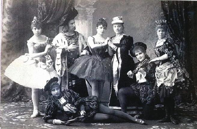 https://upload.wikimedia.org/wikipedia/commons/a/a9/Sleeping_beauty_cast.jpg