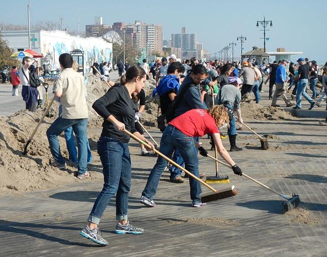 Arquivo: CI boardwalk Sandy sweepers jeh.jpg