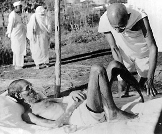 File:Gandhii looking after Sanskrit scholar Parchure Shastri, who was a leper patient.jpg