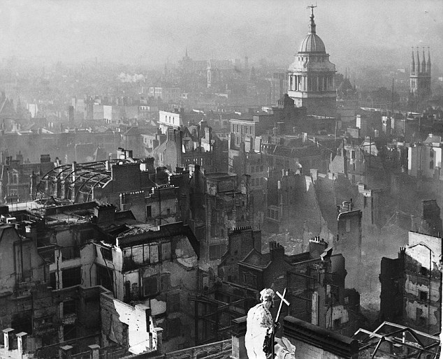 https://upload.wikimedia.org/wikipedia/commons/5/5d/View_from_St_Paul%27s_Cathedral_after_the_Blitz.jpg