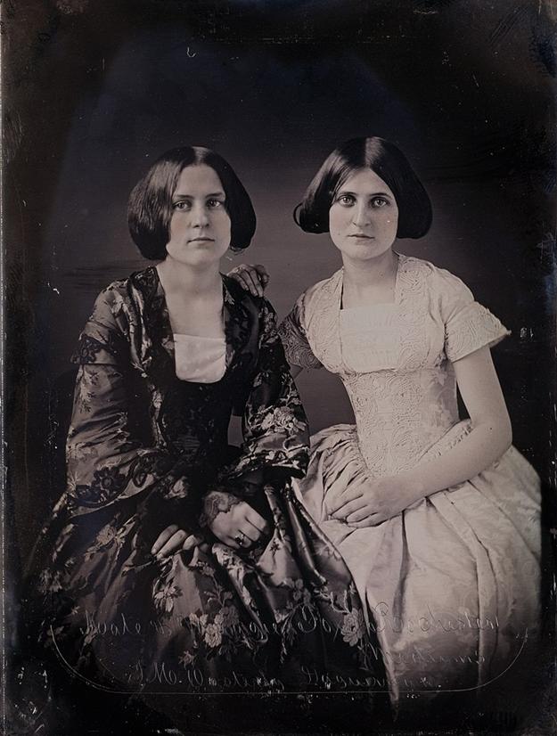 https://upload.wikimedia.org/wikipedia/commons/thumb/e/ec/Kate_and_Maggie_Fox%2C_Spirit_Mediums_from_Rochester%2C_New_York.jpg/775px-Kate_and_Maggie_Fox%2C_Spirit_Mediums_from_Rochester%2C_New_York.jpg