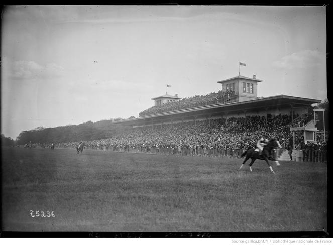 11-6-22, [hippodrome de] Chantilly, vue des tribunes : [photographie de presse] / [Agence Rol]