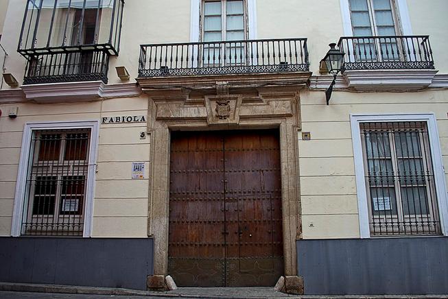 https://upload.wikimedia.org/wikipedia/commons/thumb/c/c5/Casa_fabiola_2017001.jpg/1024px-Casa_fabiola_2017001.jpg