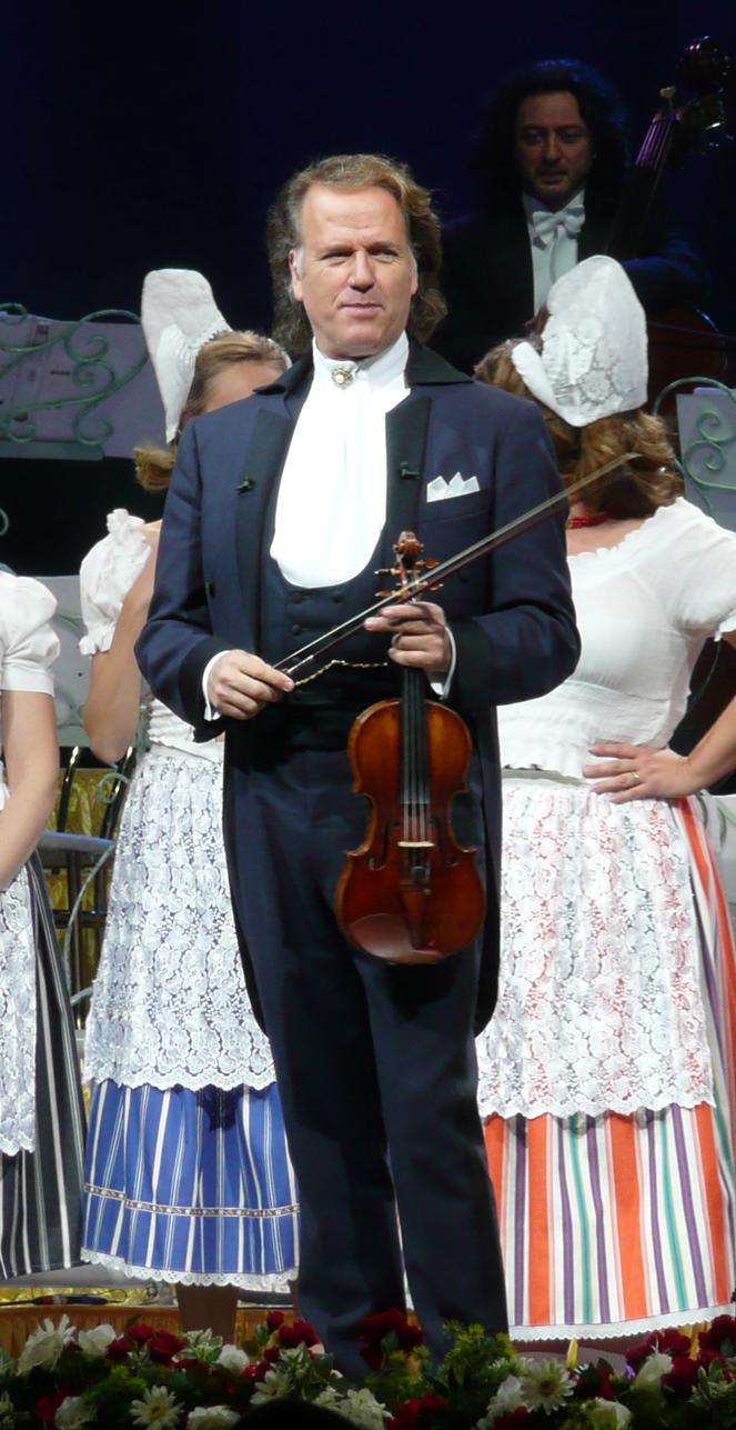 https://upload.wikimedia.org/wikipedia/commons/d/d6/Andre_Rieu_2009.jpg