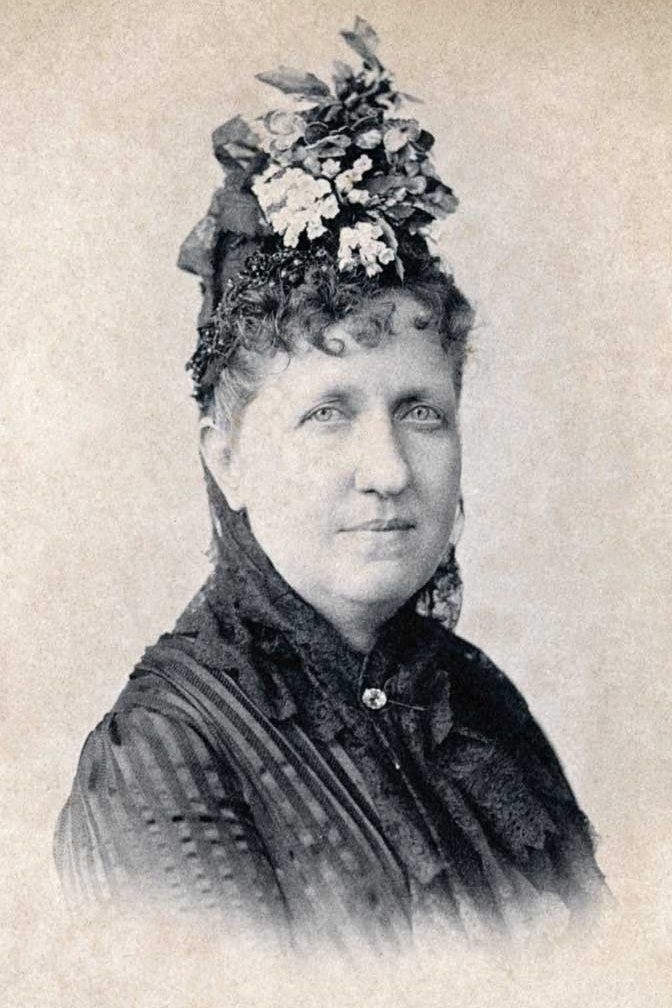 https://upload.wikimedia.org/wikipedia/commons/1/15/Isabel_Princess_Imperial_of_Brazil_c_1887.jpg