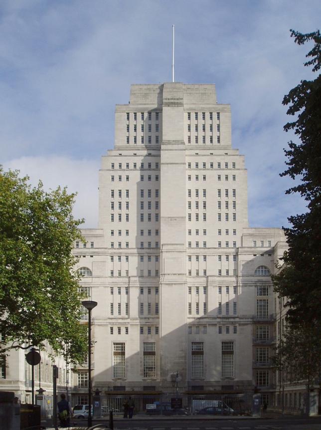 https://upload.wikimedia.org/wikipedia/commons/8/85/Senate_House%2C_University_of_London.jpg