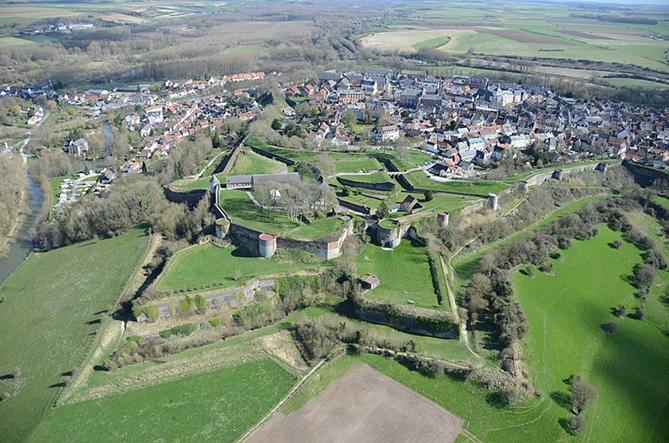 File:Montreuil-sur-Mer et sa citadelle.jpg