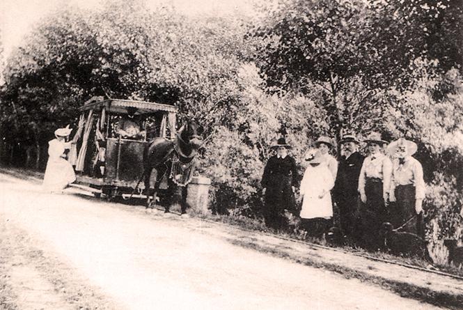 https://upload.wikimedia.org/wikipedia/commons/1/1d/Tramway_de_Dannes-Camiers_%C3%A0_Sainte-C%C3%A9cile.jpg