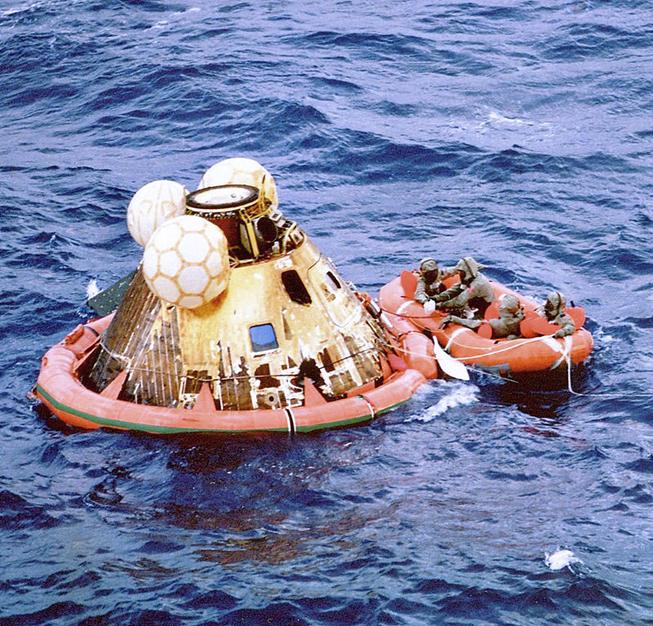 https://upload.wikimedia.org/wikipedia/commons/thumb/2/28/Splashdown_3.jpg/800px-Splashdown_3.jpg