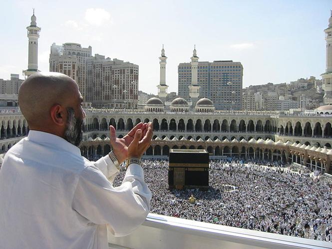 Arquivo: Suplicando Peregrino em Masjid Al Haram.  Meca, Arbia Saudita.jpg