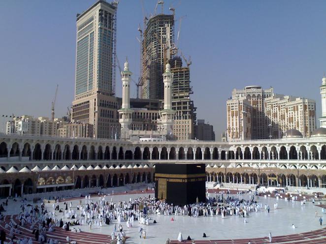 https://upload.wikimedia.org/wikipedia/commons/thumb/8/81/The_Holy_Mosque_in_Mecca.jpg/1280px-The_Holy_Mosque_in_Mecca.jpg