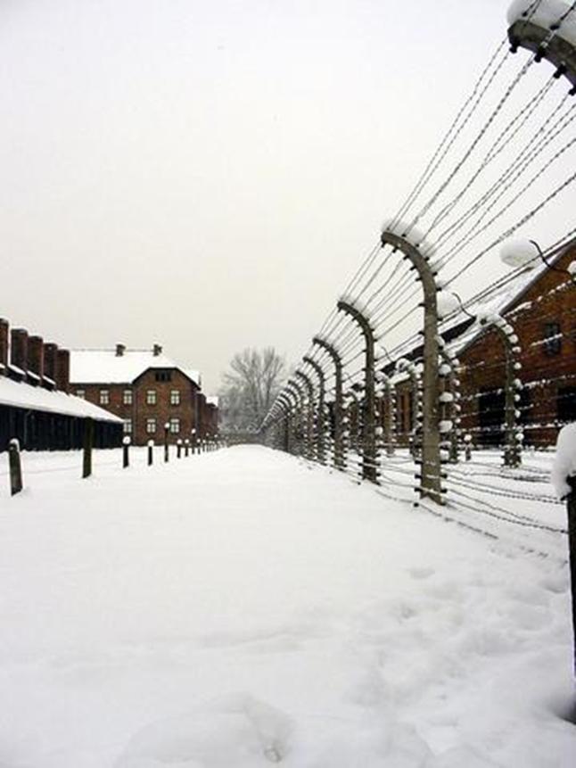 File:Auschwitz I, March 2002.jpg