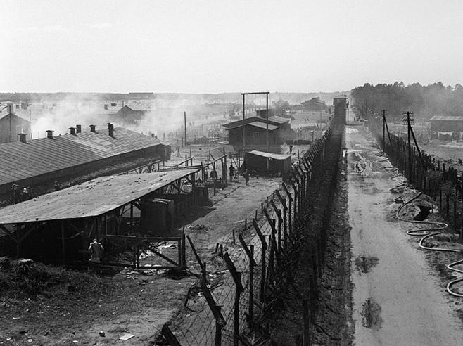 Arquivo: The Liberation of Bergen-belsen Concentration Camp, abril de 1945 BU4711 (cortado) .jpg