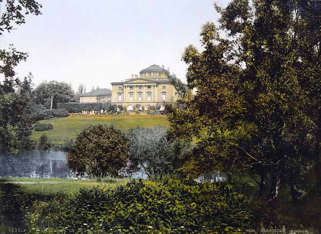 https://upload.wikimedia.org/wikipedia/commons/thumb/d/dc/Pavlovsk_Palace_1890-1900.jpg/800px-Pavlovsk_Palace_1890-1900.jpg