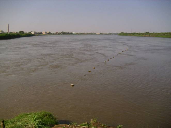 File:Zusammenfluss der Nile.JPG