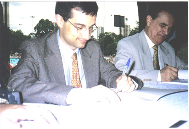 Divaldo e Washington autografando em 2000 no Clube Juventus (2)