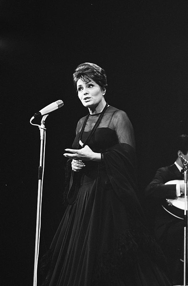 https://upload.wikimedia.org/wikipedia/commons/thumb/0/0b/Amalia_Rodrigues%2C_Bestanddeelnr_922-1813.jpg/505px-Amalia_Rodrigues%2C_Bestanddeelnr_922-1813.jpg