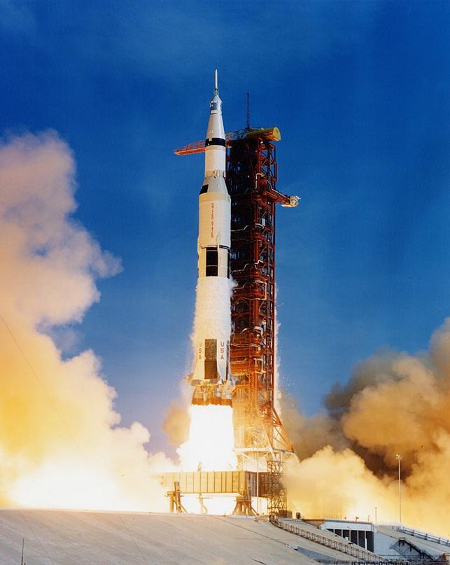 https://upload.wikimedia.org/wikipedia/commons/thumb/7/7d/Apollo_11_Saturn_V_lifting_off_on_July_16%2C_1969.jpg/816px-Apollo_11_Saturn_V_lifting_off_on_July_16%2C_1969.jpg