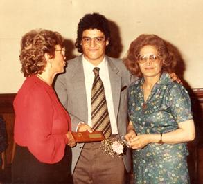 25) Olga Baldovino à direita com seu filho Enrique na entrega de placa-prêmio do Lyons Clube de Quilmes após recital de piano de Enrique em 1985