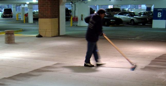 https://upload.wikimedia.org/wikipedia/commons/a/a4/Atlanta_parking_garage_settled_particulates.jpg