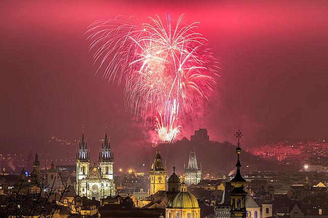 Arquivo: Fogos de artifcio do Ano Novo 2016 de Praga.  Feliz Ano Novo!  (23741249829) .jpg