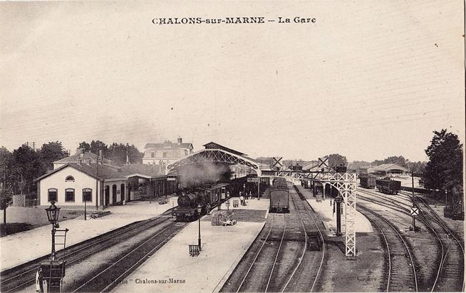 https://upload.wikimedia.org/wikipedia/commons/thumb/f/f7/ILLISIBLE_CHALONS-SUR-MARNE_-_La_Gare.jpg/1024px-ILLISIBLE_CHALONS-SUR-MARNE_-_La_Gare.jpg