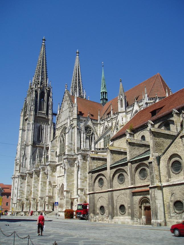 https://upload.wikimedia.org/wikipedia/commons/c/c5/Regensburger_Dom_4.jpg