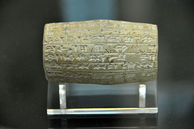 Arquivo: Cilindro de Nabopolassar da Babilônia, Mesopotâmia..JPG