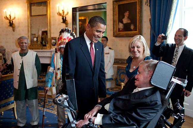 File: Barack Obama fala com Stephen Hawking.jpg