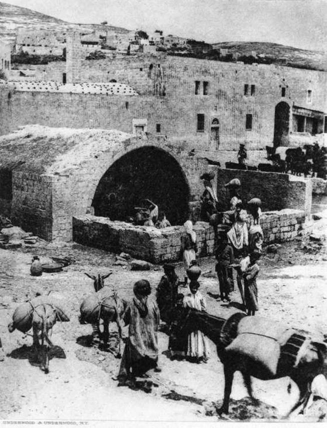 https://upload.wikimedia.org/wikipedia/commons/3/3e/Nazarene_Fountain_Reputed_to_be_Mary_%26_Jesus%27.jpg