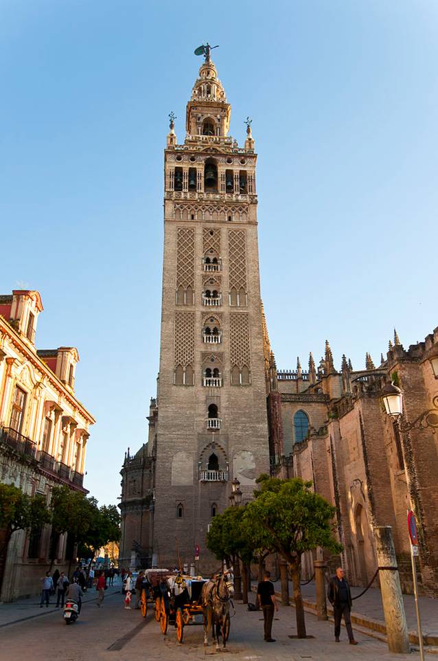 680px-Sevilla_La_Giralda_18-03-2011_18-24-31