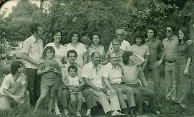 Pedro Perri com familiares-Praa Joo Pessoa-Araatuba-1971 (2)