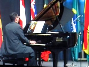 6) Baldovino interpretando Chopin ao piano no 6 CEM em 2010