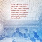 Ilustrao. Ao fundo est um desenho de uma sala na cor spia com um grande vitral arredondado no teto, descendo h colunas que se assemelha aos palcios franceses do sculo 18, na parte inferior os elementos esto azulados, sendo uma mesa com diversas pessoas sentadas ao redor de mos. O desenho acompanha um texto ao centro que diz: 