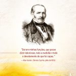 Ilustrao. Retrato at o ombro em desenho de um homem olhando para frente. O homem  Allan Kardec, pele bege clara, vestido ao estilo do sculo 19, com poucos cabelos e barba, cerca de 50 anos, usando um terno da poca. O desenho acompanha um texto ao centro que diz: 