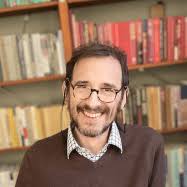 Homem em frente a prateleira com livros

O contedo gerado por IA pode estar incorreto.