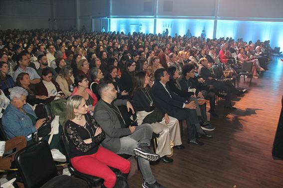 Auditrio com pessoas sentadas

O contedo gerado por IA pode estar incorreto.