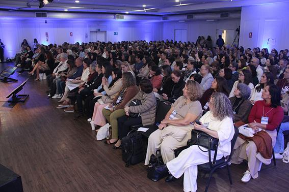 Auditrio com pessoas sentadas

O contedo gerado por IA pode estar incorreto.