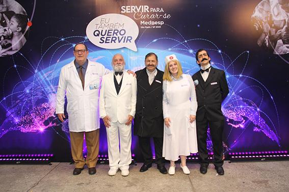 Grupo de pessoas posando para foto em frente a palco

O contedo gerado por IA pode estar incorreto.