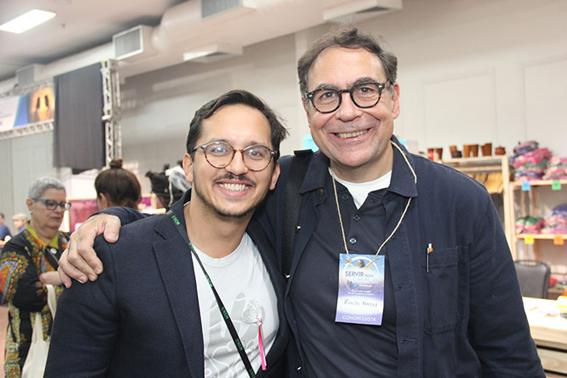 Pessoas em p sorrindo

O contedo gerado por IA pode estar incorreto.
